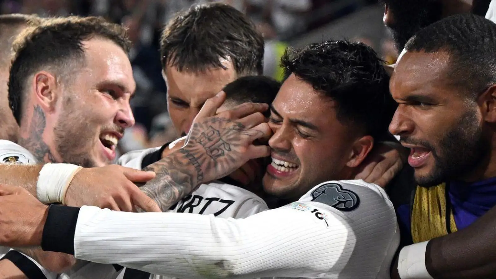 Florian Wirtz wird für sein Freistoßtor von den Teamkollegen bejubelt.  (Foto: Federico Gambarini/dpa)