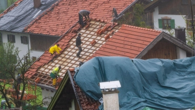 Beschädigte Dächer im bayrischen Bad Bayersoien. (Foto: Peter Kneffel/dpa)