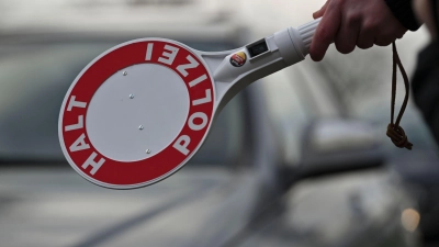 Bei einer Kontrolle auf der Autobahn 8 in Oberbayern stellte die Polizei 10 Kilo Haschisch sicher. (Symbolbild) (Foto: Katharina Kausche/dpa)
