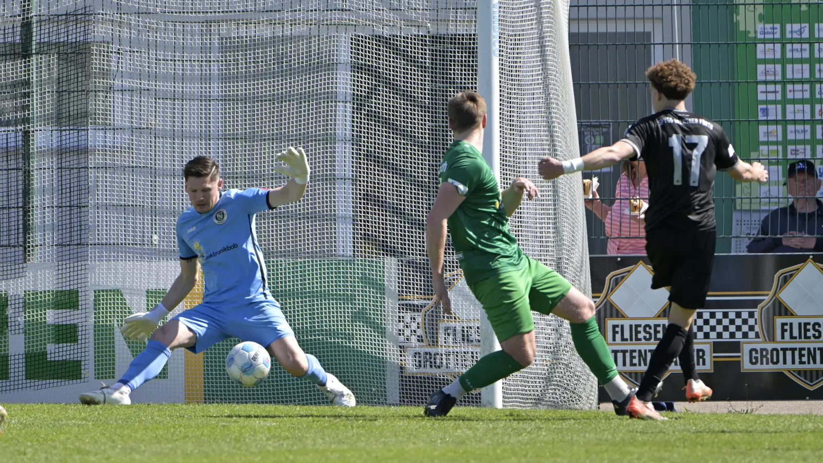 Der Held des Tages aus Ansbacher Sicht: Torhüter Sebastian Heid (links, hier im Spiel gegen Greuther Fürth II) parierte in Illtertissen einen Elfmeter.  (Foto: Martin Rügner)