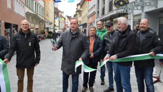 „Die Neustadt kann sich jetzt in guter Weise sehen lassen“, sagte Oberbürgermeister Thomas Deffner (Zweiter von links). (Foto: Florian Schwab)