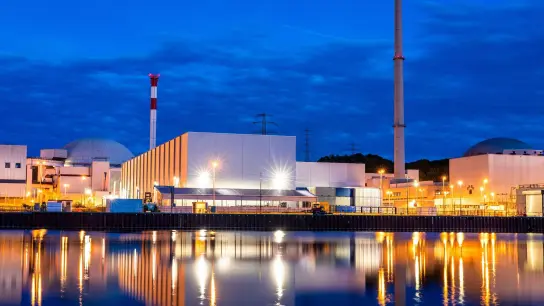 Zur blauen Stunde spiegelt sich das Kernkraftwerk Neckarwestheim im Neckar. (Foto: Christoph Schmidt/dpa/Archivbild)