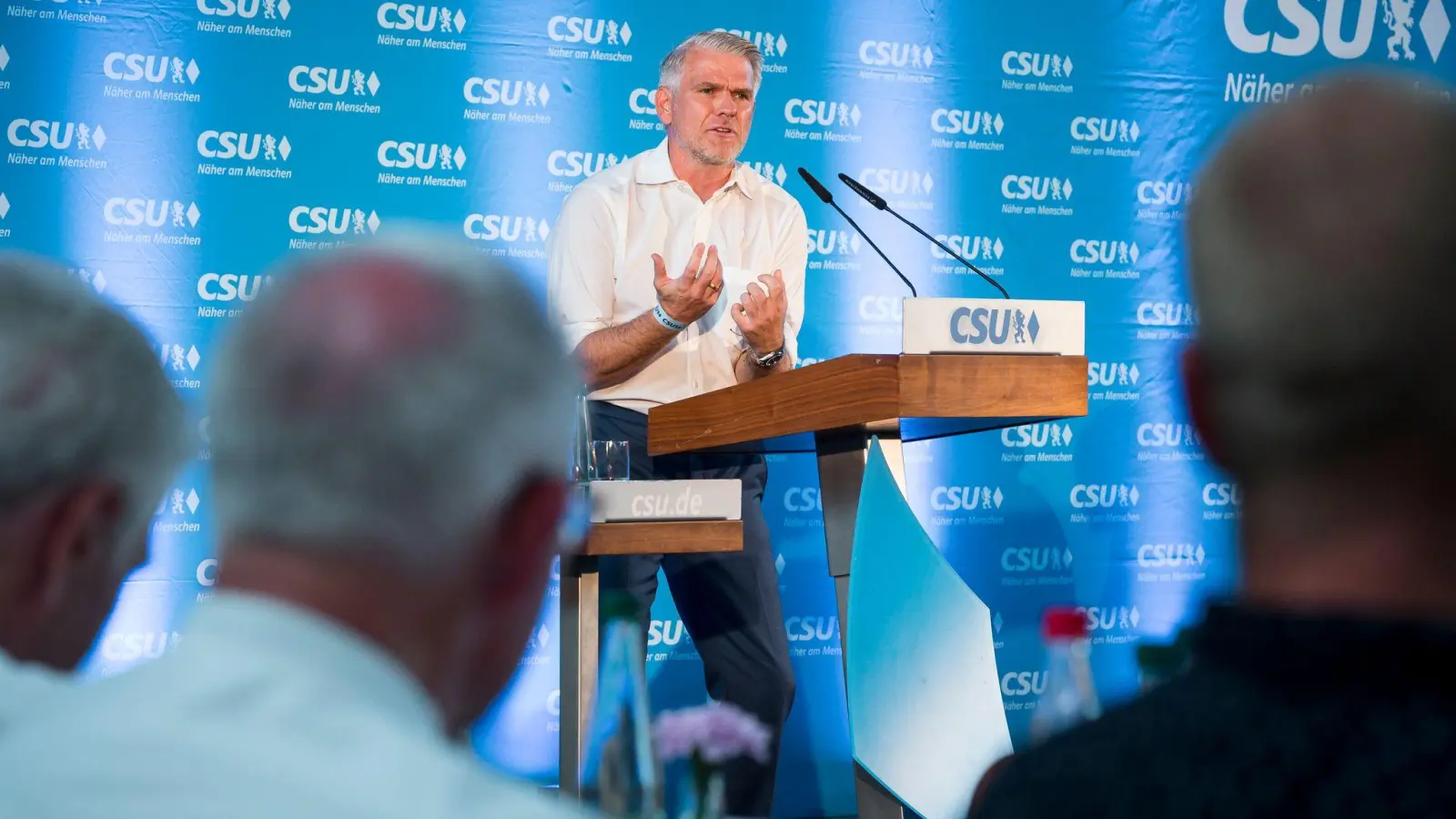 Steffen Vogel ist als Vorsitzender des CSU-Bezirks Unterfranken mit großer Mehrheit bestätigt worden (Archivbild).  (Foto: Daniel Vogl/dpa)