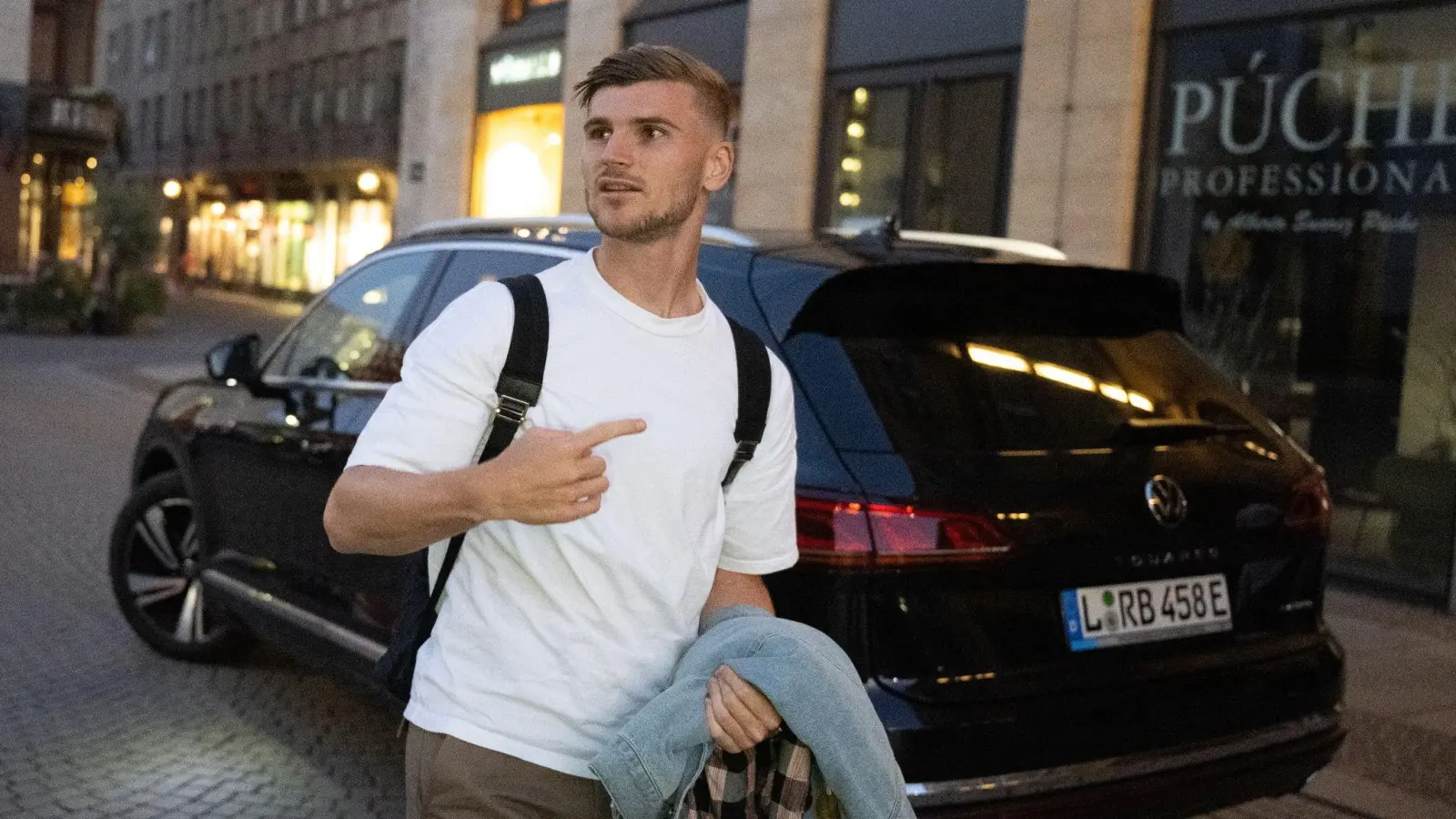 Fußball-Nationalspieler Timo Werner kommt am Steigenberger Hotel in Leipzig an. (Foto: Hendrik Schmidt/dpa)
