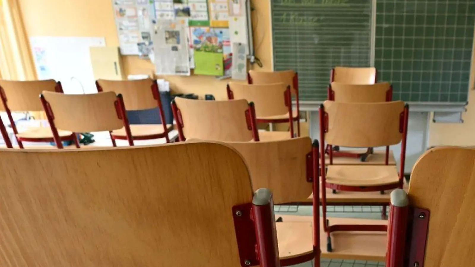 Ein Lehrer soll im vergangenen Herbst an einer Schule in Cottbus Schüler mit Migrationshintergrund verprügelt haben. (Foto: Martin Schutt/dpa)