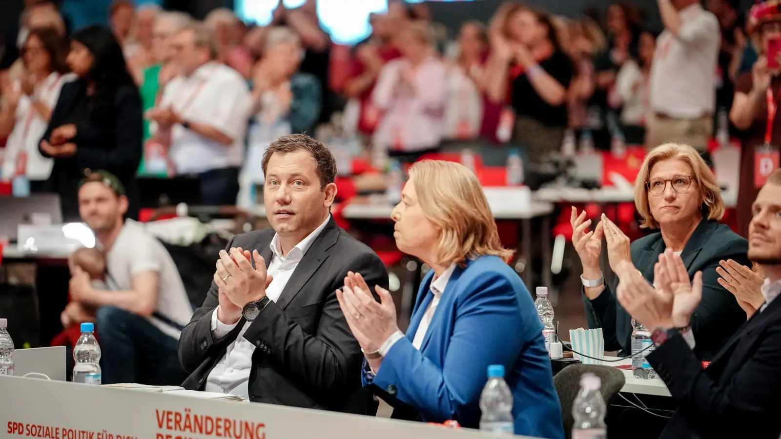 Die SPD-Vorsitzenden Klingbeil und Bas applaudieren beim Parteitag nach der Abstimmung über die Vorbereitung eines AfD-Verbotsverfahrens. (Foto: Kay Nietfeld/dpa)