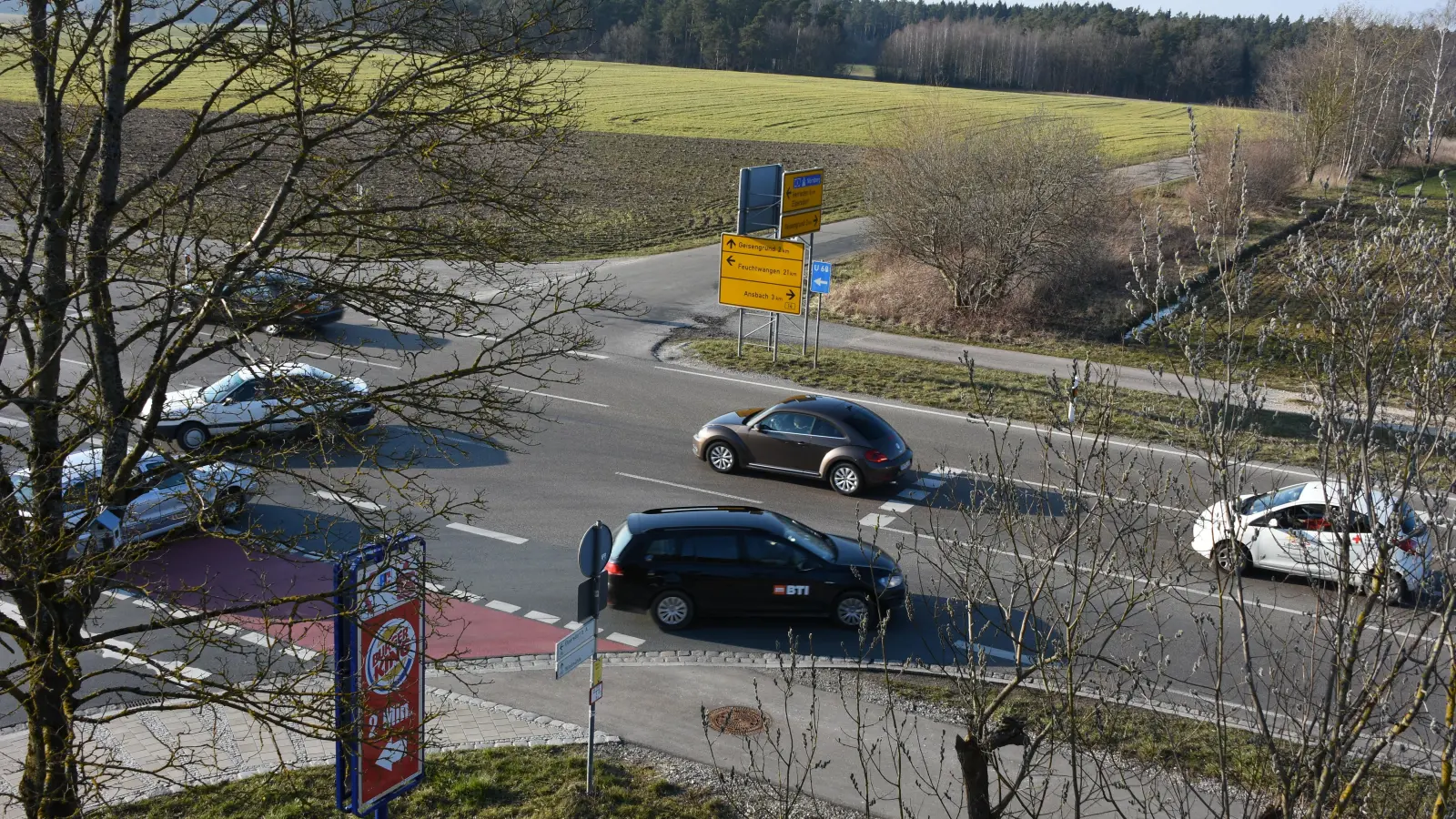 In der Herrieder Straße kracht es häufig: Vor allem das Einbiegen und das Ausfahren an der Kreuzung in Elpersdorf soll künftig sicherer werden – dank einer Ampel, die alle vier Kreuzungsarme regelt. (Foto: Sabrina Mägerlein)