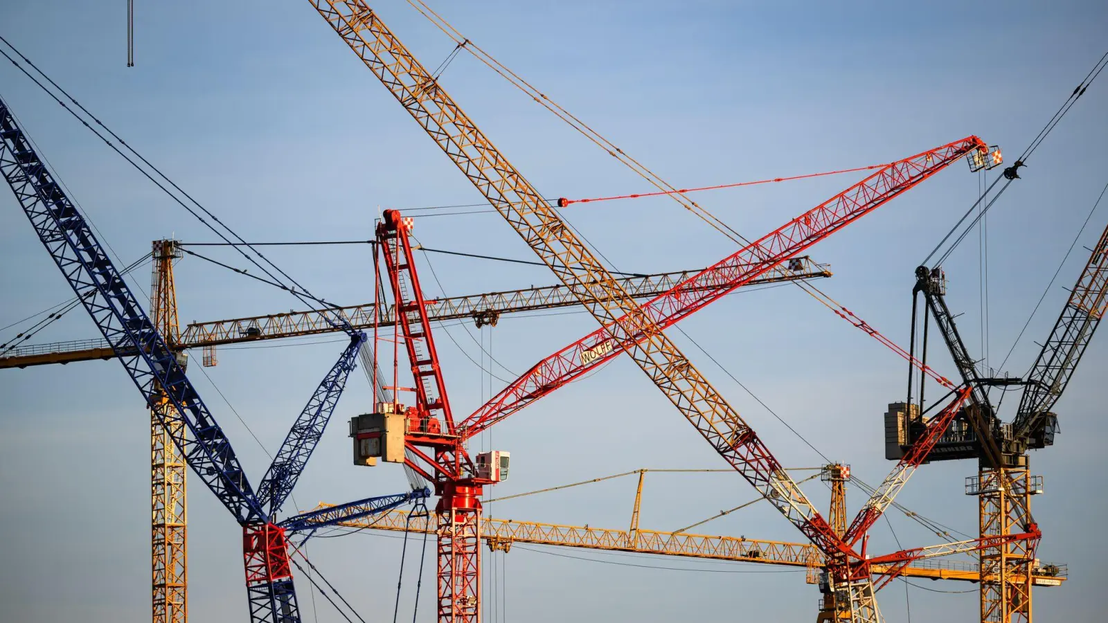 Die Bundesregierung halbiert ihre Konjunkturprognose.  (Foto: Robert Michael/dpa)