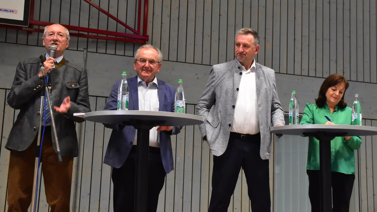 Diskutierten Brennpunkte der Agrarpolitik (von links): Horst Hermannsen, Professor Dr. Herbert Ströbel, BBV-Präsident Günther Felßner und MdEP Marlene Mortler. (Foto: Fritz Arnold)