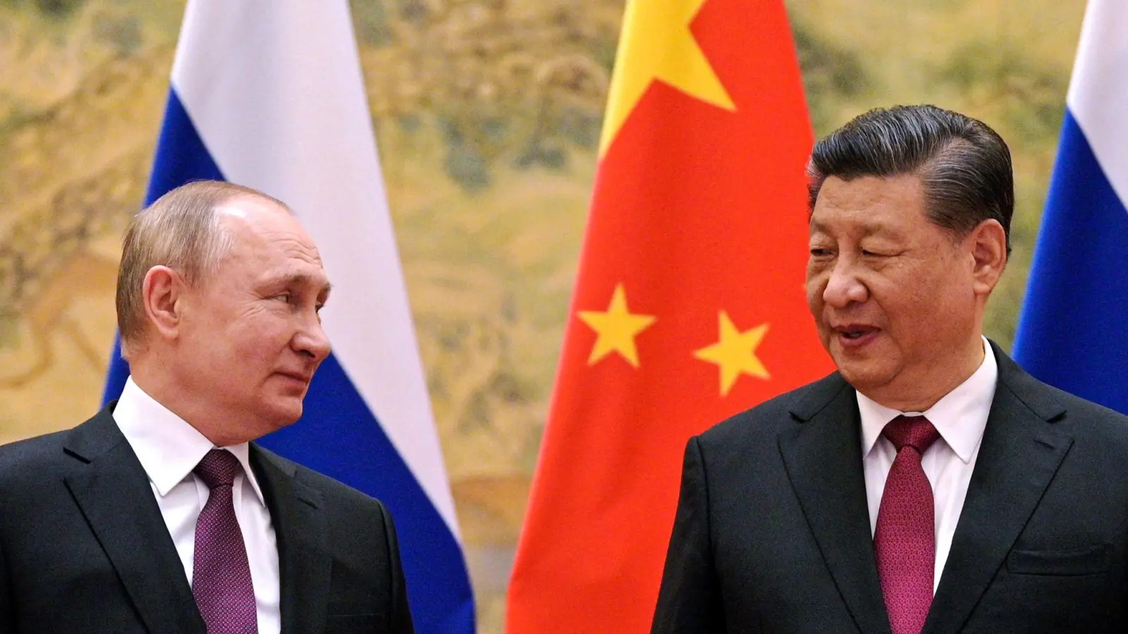 Kremlchef Wladimir Putin (l.) beim Treffen mit Chinas Präsidenten Xi Jinping in Peking im Februar vergangenen Jahres. (Foto: Alexei Druzhinin/Sputnik Government/AP/dpa)