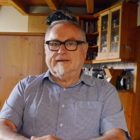 Gerhard Winkler an seinem Stammplatz am Küchentisch. Bis zum Mai saß er ununterbrochen 42 Jahre lang im Uehlfelder Gemeinderat. (Foto: Johannes Zimmermann)