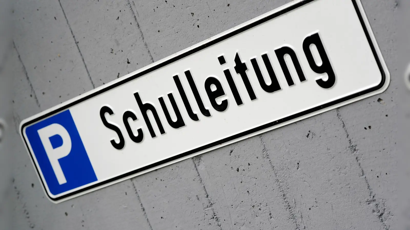 In Bayern werden Schulleiter mancherorts auch länger gesucht. (Symbolbild) (Foto: Marius Becker/dpa)