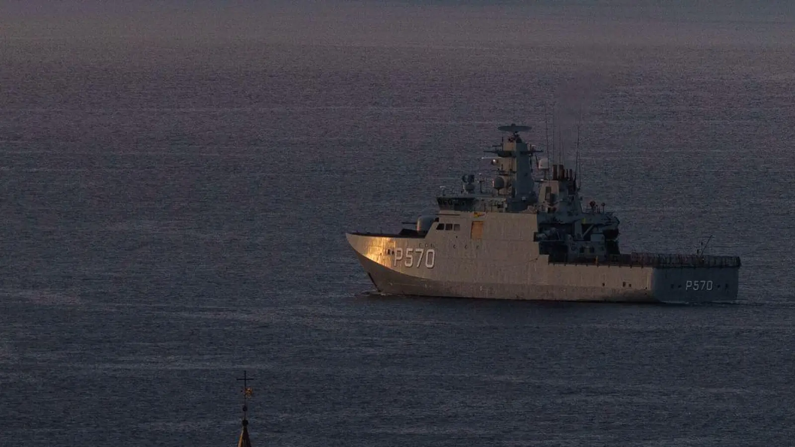 Rund um Grönland dürfte es künftig eine deutlich stärkere Nato-Präsenz geben. (Archivbild) (Foto: Evgeniy Maloletka/AP/dpa)