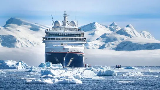 Die „Hanseatic nature“ von Hapag-Lloyd Cruises bekommt in diesem Winter in der Antarktis von gleich zwei Schwesterschiffen Gesellschaft. (Foto: Hapag-Lloyd Cruises/dpa-tmn)