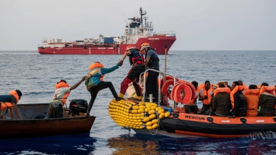 Seenotretter der europäischen Hilfsorganisation SOS Méditerranée retten schiffbrüchige Migranten. (Foto: Right Livelihood Foundation/dpa)