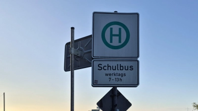 Der Bus hält nicht mehr in Ober- und Unter-Nordenberg, um die Schulkinder der weiterführenden Schulen ein- und aussteigen zu lassen, sondern nur noch im unteren Teil des Ortes. Die Kinder und Jugendlichen müssen jetzt nach unten zur Haltestelle laufen – obwohl der Bus oben an der Haltestelle vorbeifährt. (Foto: Margit Schwandt)