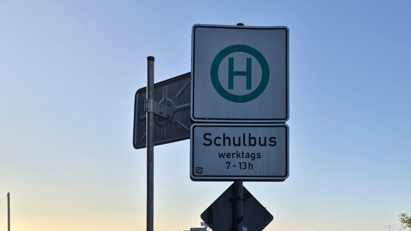 Der Bus hält nicht mehr in Ober- und Unter-Nordenberg, um die Schulkinder der weiterführenden Schulen ein- und aussteigen zu lassen, sondern nur noch im unteren Teil des Ortes. Die Kinder und Jugendlichen müssen jetzt nach unten zur Haltestelle laufen – obwohl der Bus oben an der Haltestelle vorbeifährt. (Foto: Margit Schwandt)