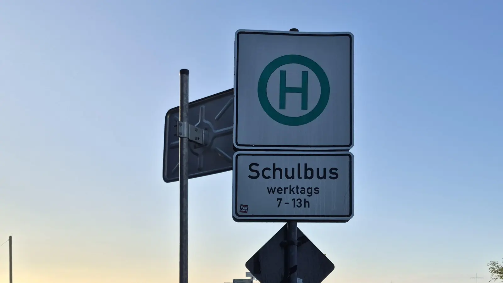 Der Bus hält nicht mehr in Ober- und Unter-Nordenberg, um die Schulkinder der weiterführenden Schulen ein- und aussteigen zu lassen, sondern nur noch im unteren Teil des Ortes. Die Kinder und Jugendlichen müssen jetzt nach unten zur Haltestelle laufen – obwohl der Bus oben an der Haltestelle vorbeifährt. (Foto: Margit Schwandt)