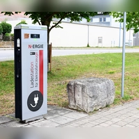 In Weihenzell sollen Ladesäulen errichtet werden, an die zwei Fahrzeuge gleichzeitig angeschlossen werden können. Auf dem Bild ist eine Station in Lichtenau an einem öffentlichen Parkplatz zu sehen.  (Foto: Luca Paul)