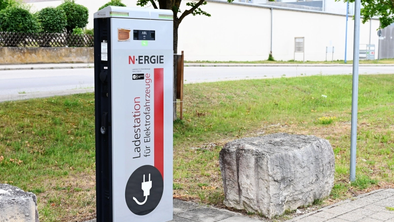 In Weihenzell sollen Ladesäulen errichtet werden, an die zwei Fahrzeuge gleichzeitig angeschlossen werden können. Auf dem Bild ist eine Station in Lichtenau an einem öffentlichen Parkplatz zu sehen.  (Foto: Luca Paul)
