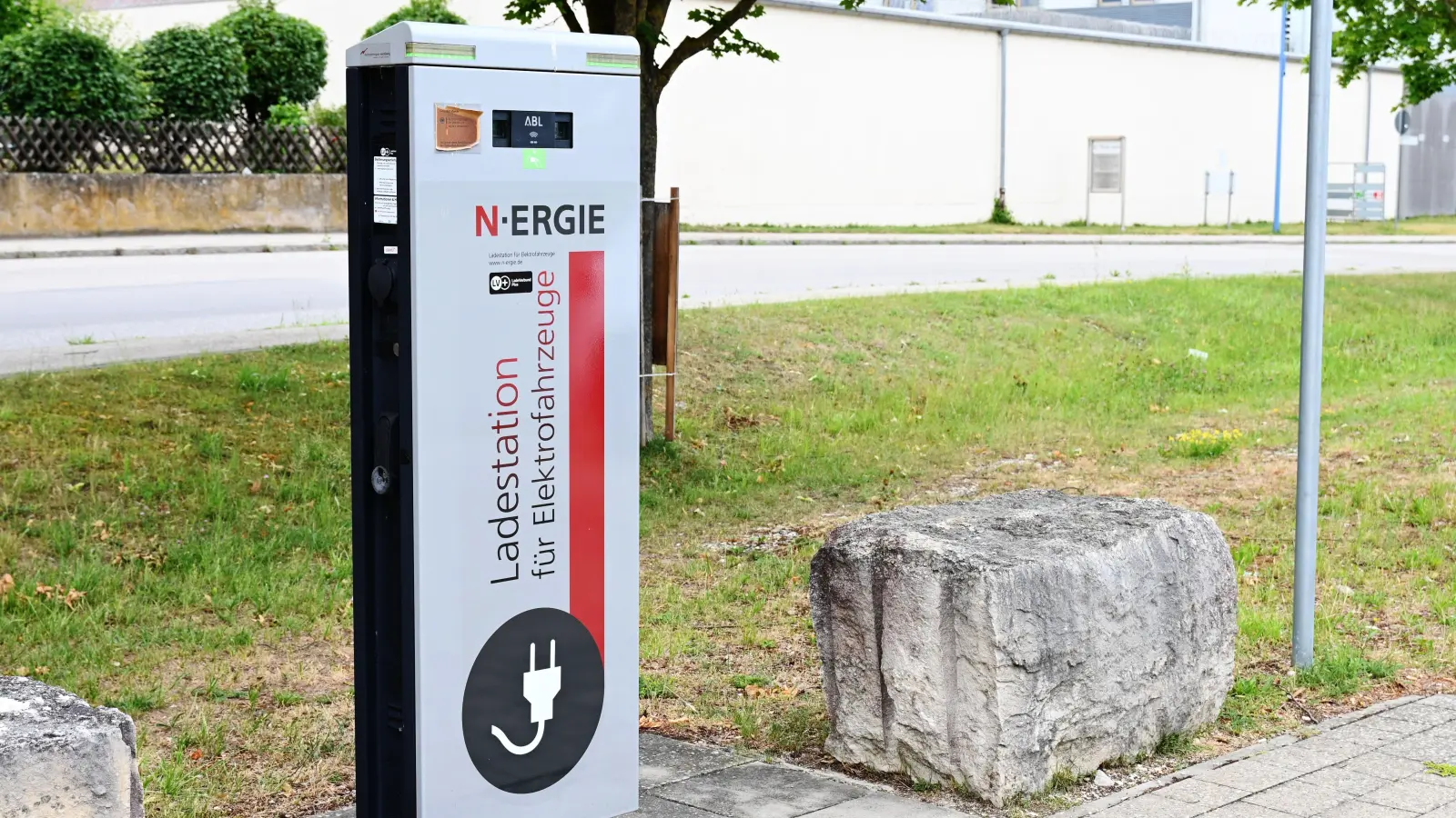 In Weihenzell sollen Ladesäulen errichtet werden, an die zwei Fahrzeuge gleichzeitig angeschlossen werden können. Auf dem Bild ist eine Station in Lichtenau an einem öffentlichen Parkplatz zu sehen.  (Foto: Luca Paul)
