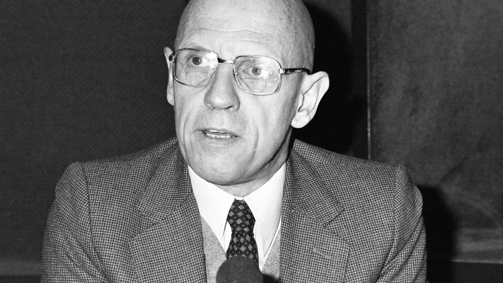 Der französische Philosoph Michel Foucault (1926–1984) beschäftigte sich mit Macht, Überwachung und gesellschaftlichen Normen. (Foto: Alexis Duclos/AP/dpa)