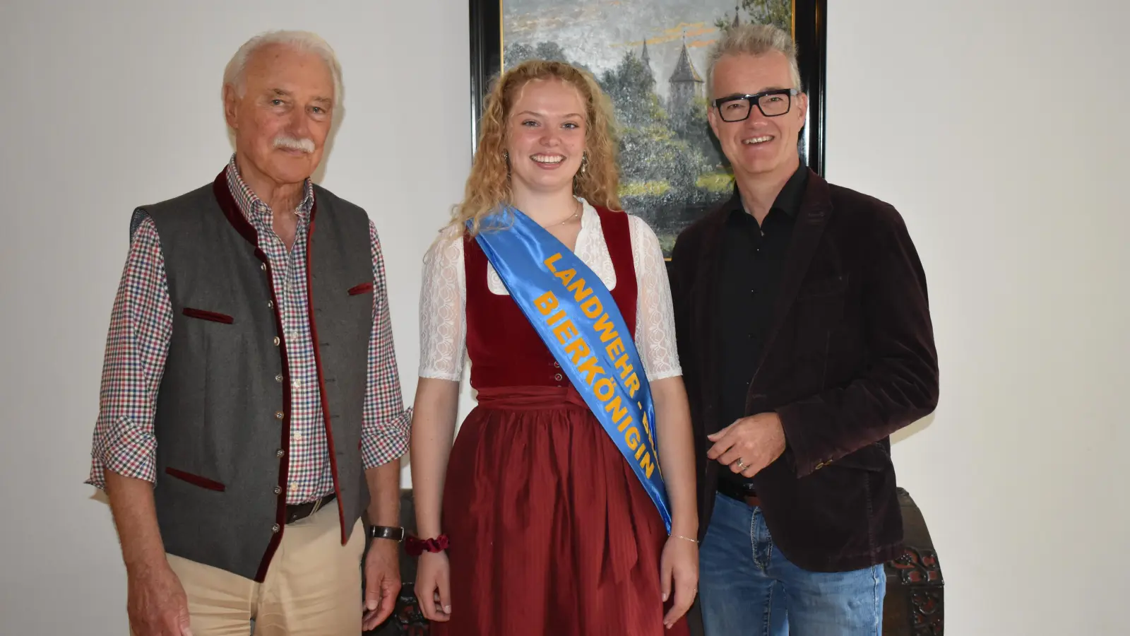 Bierkönigin Maria I. wurde zusammen mit Landwehr-Bräu-Geschäftsführer Gerhard Ilgenfritz (links) von Bürgermeister Patrick Ruh offiziell in Feuchtwangens Rathaus empfangen.  (Foto: Erich Herrmann)