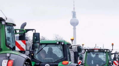 Bauernprotest: Zahlreiche Traktoren stehen am 16. Januar auf der Straße des 17. Juni in Berlin. (Foto: Carsten Koall/dpa)