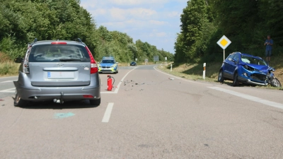 An der Autobahnausfahrt Bad Windsheim stießen zwei Autos zusammen. Einer der Fahrer wurde lebensgefährlich verletzt. (Foto: Hans-Bernd Glanz)