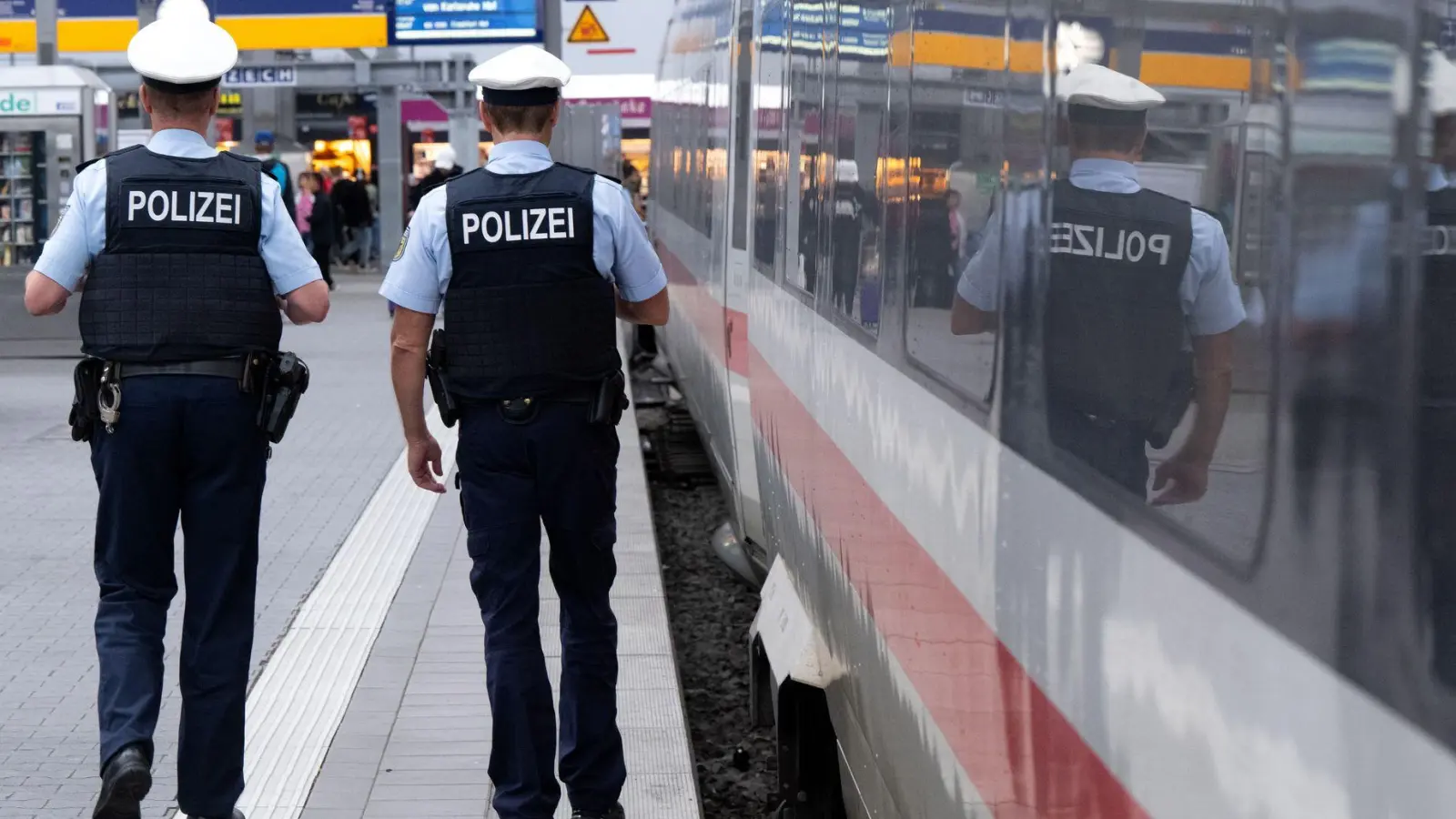 Am Wochenende verstärkt die Polizei ihre Präsenz an Bahnhöfen. (Symbolfoto)  (Foto: Sven Hoppe/dpa)