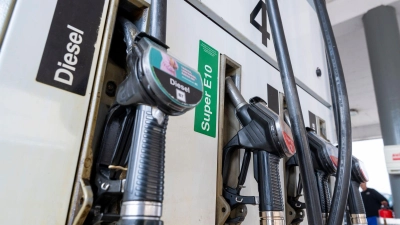 Diesel ist derzeit wieder teurer als Super E10 - auch das ist eine Folge des Iran-Krieges.  (Foto: Peter Kneffel/dpa)