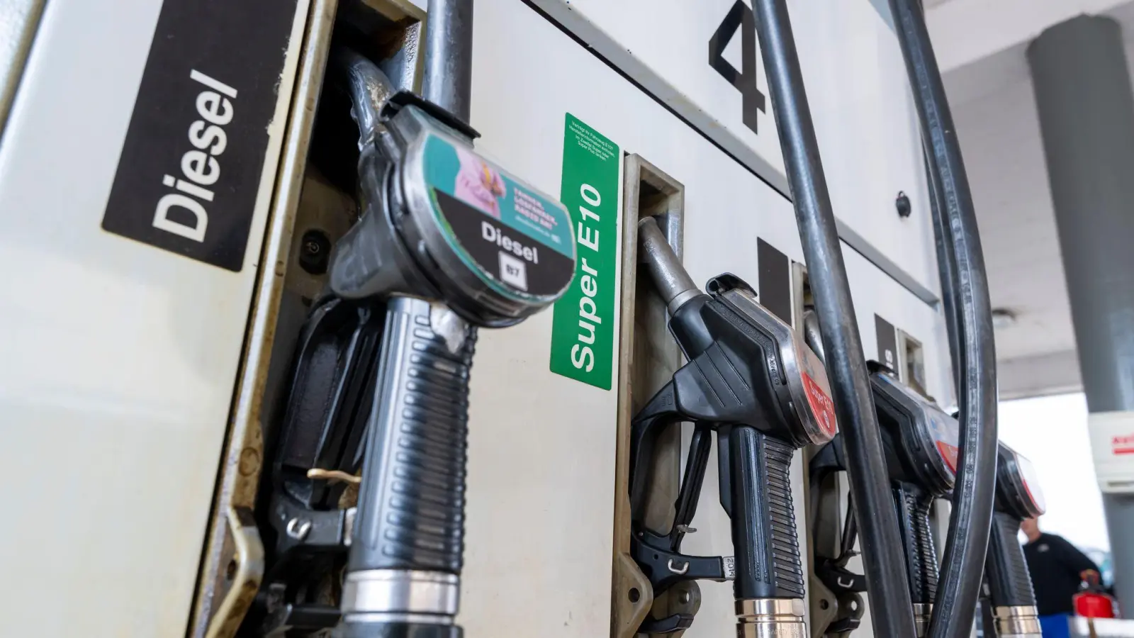 Diesel ist derzeit wieder teurer als Super E10 - auch das ist eine Folge des Iran-Krieges.  (Foto: Peter Kneffel/dpa)