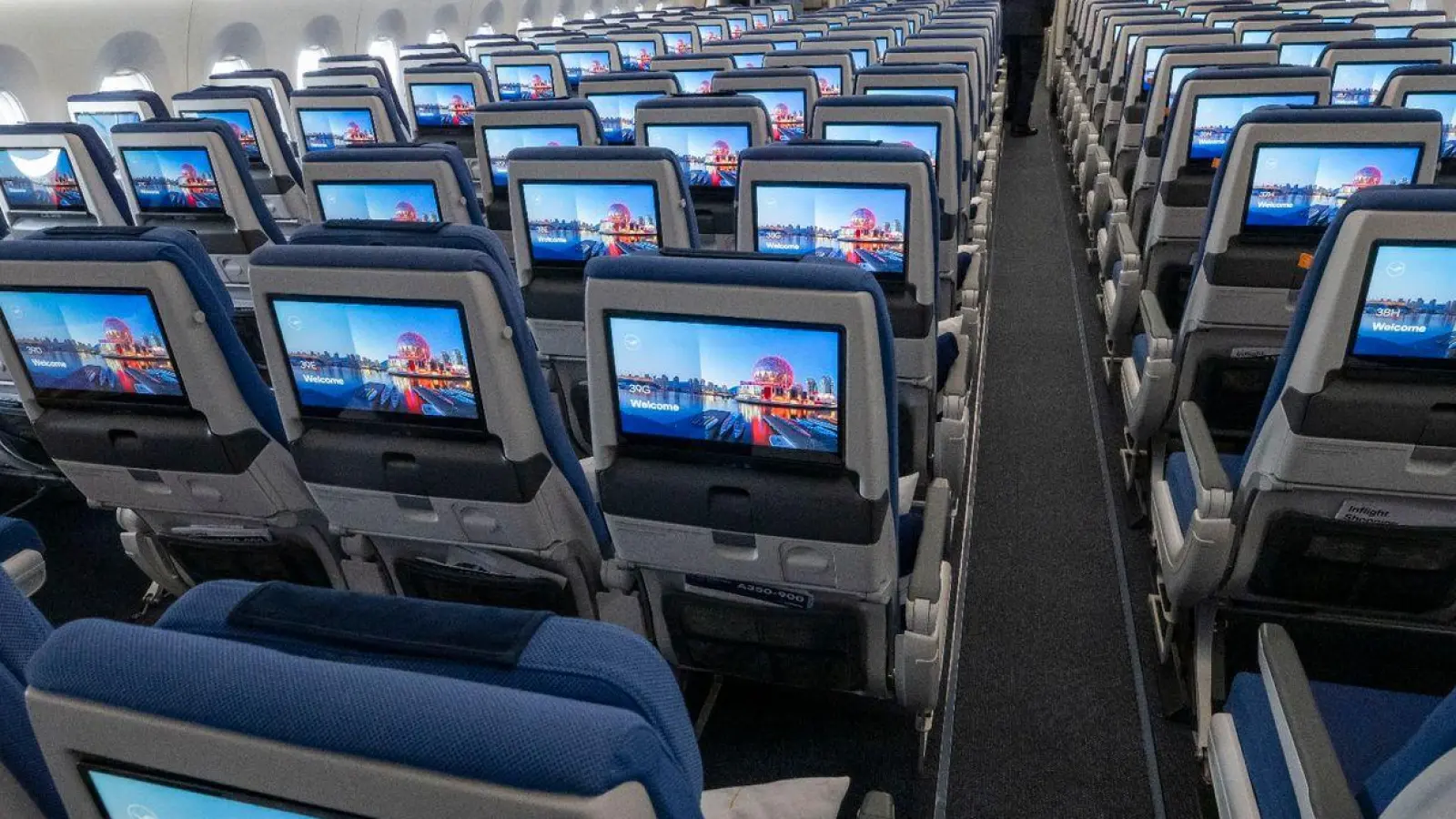 Sitze der Economy Class mit ihren Bildschirmen während der Vorstellung von Lufthansa „Allegris“ in einem Airbus A350-900. (Foto: Peter Kneffel/dpa)