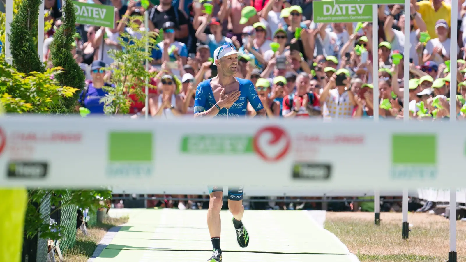 Patrick Lange, Zweitplatzierter der Männer, läuft bei der Triathlon Challenge Roth 2022 ins Ziel ein. (Foto: Nicolas Armer/dpa)
