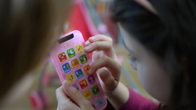 Für Kinderspielzeug in der EU gelten in einigen Jahren strengere Vorgaben. (Symbolbild) (Foto: Hendrik Schmidt/dpa)