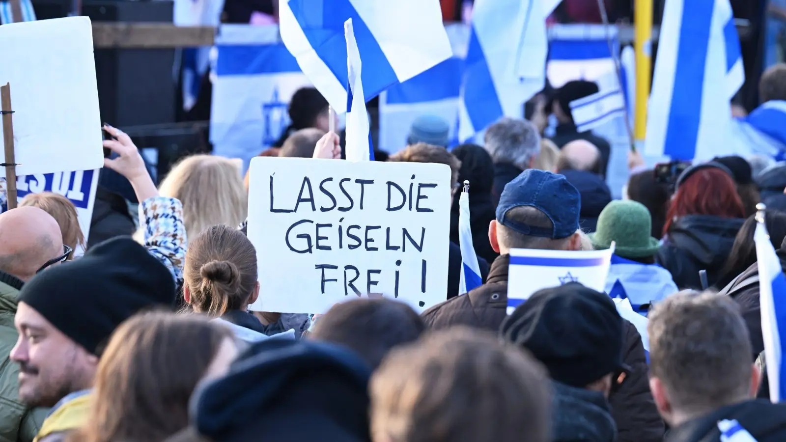 „Lasst die Geiseln frei“: Eine Demonstrantin mit einem Transparent auf der Kundgebung „Jüdisches Leben Berlin“ für Israel und gegen Antisemitismus. (Foto: Annette Riedl/dpa)