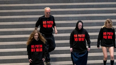 Drei Mitglieder der russischen Band Pussy Riot treten im Rahmen der Flatz-Retrospektive in der Pinakothek auf. (Foto: Peter Kneffel/dpa)