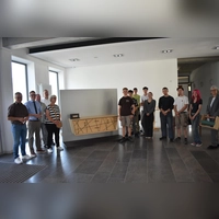 Im Rahmen der Ausstellung wurden acht Gesellenstücke in der Berufsschule ausgestellt. Eine besondere Auszeichnung gab es für das Sideboard von Jonas Ott (rechts neben dem Sideboard). (Foto: Ute Niephaus)