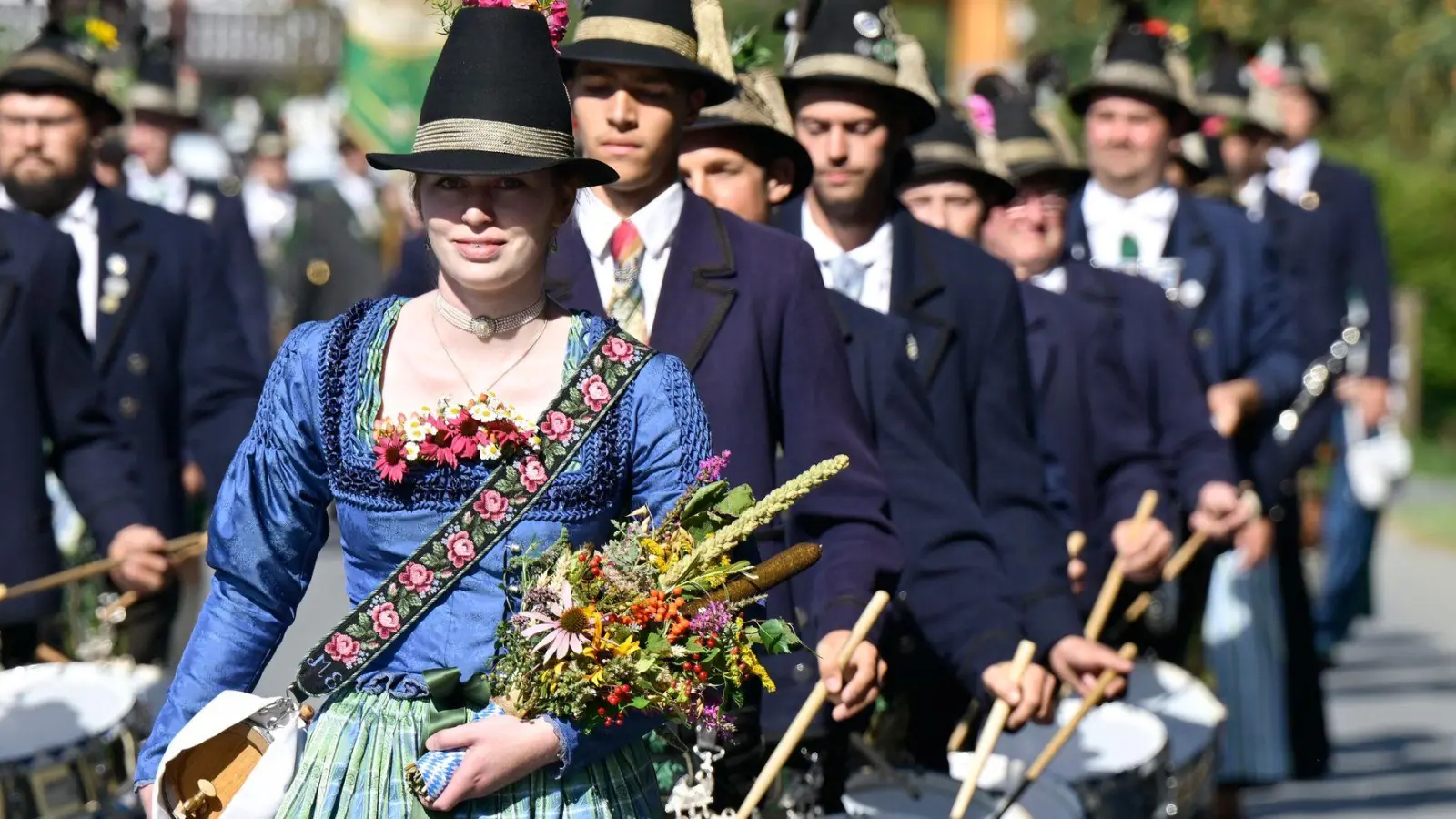 Eine Frau trägt an Mariä Himmelfahrt einen aus zahlreichen Kräutern und Blumen gebundenen Strauß. (Archivbild) (Foto: Uwe Lein/dpa)