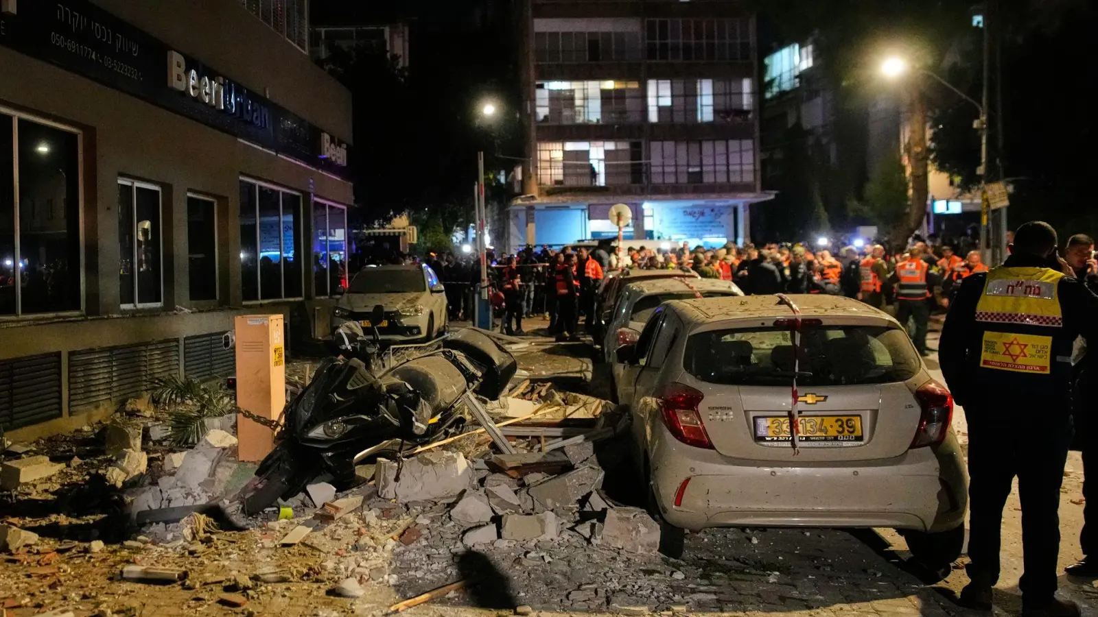 Zwei Menschen werden beim Einschlag einer Rakete in Ramat Gan getötet. (Foto: Ohad Zwigenberg/AP/dpa)