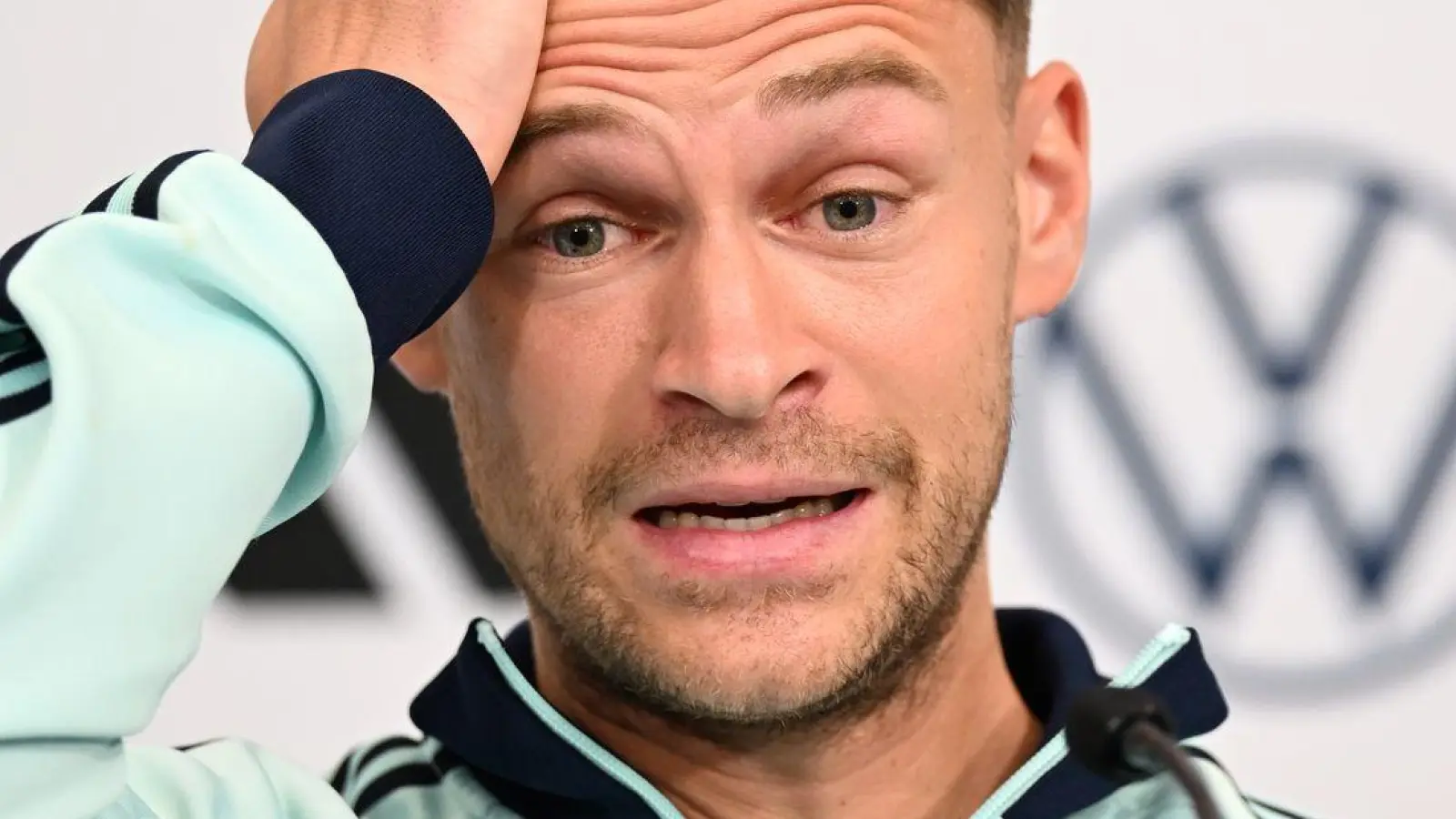 Joshua Kimmich erzählt im DFB-Camp vom Telefonat mit Bundeskanzler Merz.  (Foto: Federico Gambarini/dpa)
