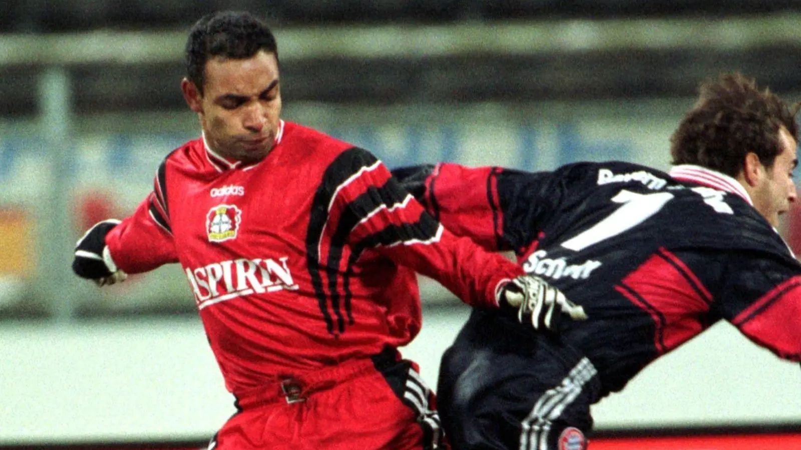 Emerson (l) spielte von 1997 bis 2000 für Bayer Leverkusen. (Foto: Frank Leonhardt/dpa)