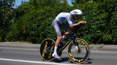 Der belgische Radprofi Brent Van Moer in Aktion beim Einzelzeitfahren der Tour.  (Foto: Thibault Camus/AP/dpa)