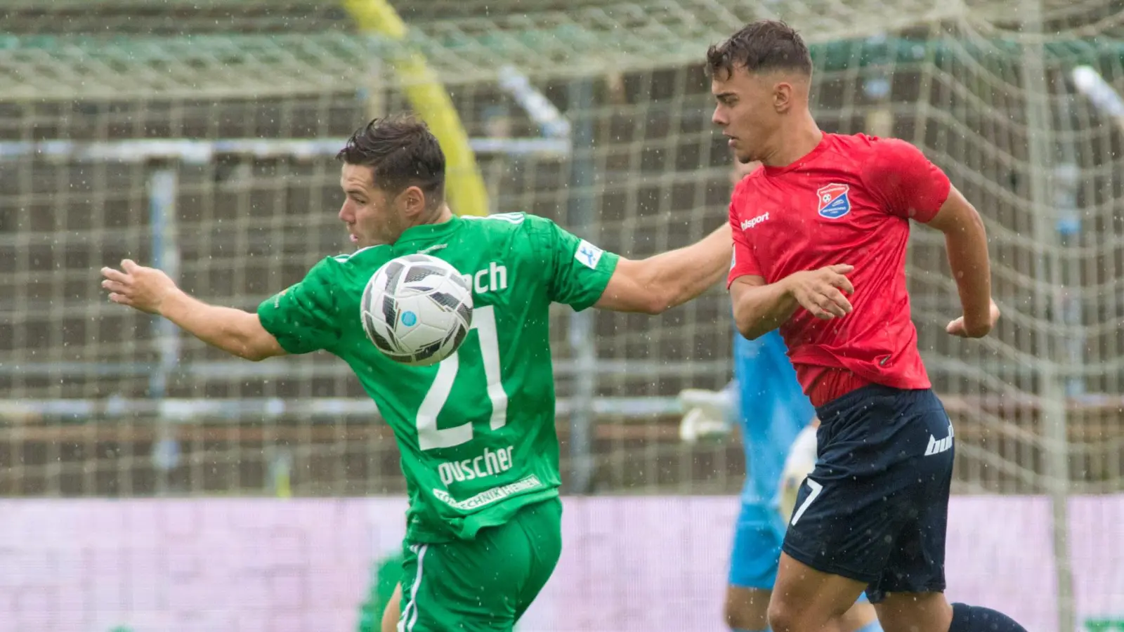 Wo ist der Ball? Der Ansbacher Mirko Puscher mit dem Unterhachinger Christopher Negele. (Foto: Robert Brouczek)