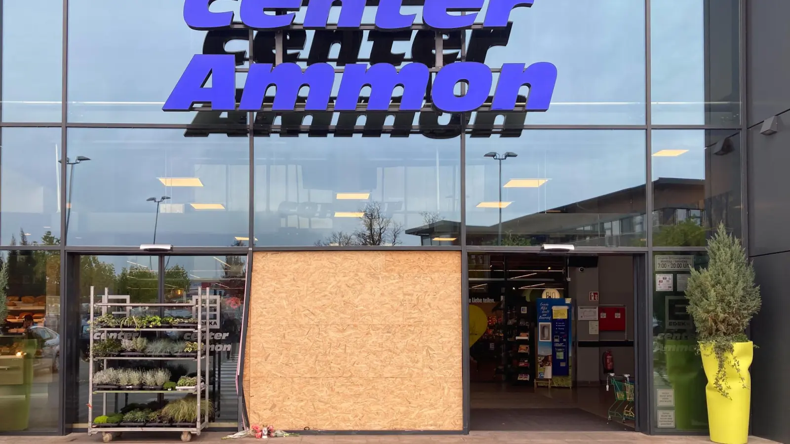 Der Eingang des E-Centers in Dinkelsbühl ist am Tag nach dem tödlichen Unfall provisorisch gesichert. (Foto: Martina Haas)