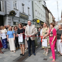 Mit Schere und Taschenmesser: Oberbürgermeister Thomas Deffner und die zweite Bürgermeisterin Elke Homm-Vogel durchtrennen das rote Band zur Eröffnung der Kunstmeile. (Foto: Martina Kramer)
