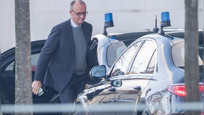 Bundeskanzler Friedrich Merz (CDU) erscheint am Mittag im Kanzleramt. Zu diesem Zeitpunkt sind die US-Delegation und Vertreter der ukrainischen Führung schon in einem nahegelegenen Hotel.  (Foto: Michael Kappeler/dpa)