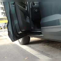 Große Gefahr im Gewusel der Stadt: Sogenannte Dooring-Unfälle können vor allem für Zweiradfahrer schlimm ausgehen. Doch haftet immer der Aussteigende allein? (Foto: Christin Klose/dpa-tmn)