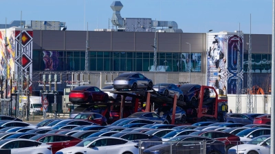 Der US-Elektroautobauer Tesla will die Zahl der Beschäftigten in seinem Werk in Grünheide erhöhen.(Archivbild) (Foto: Patrick Pleul/dpa)