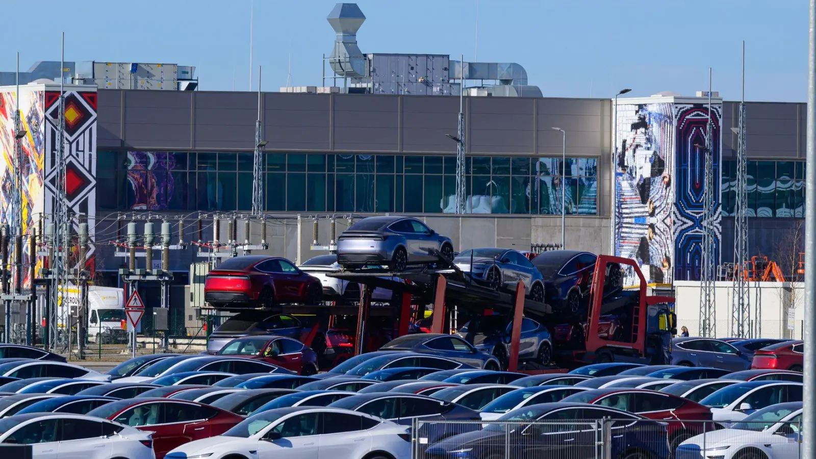 Der US-Elektroautobauer Tesla will die Zahl der Beschäftigten in seinem Werk in Grünheide erhöhen.(Archivbild) (Foto: Patrick Pleul/dpa)